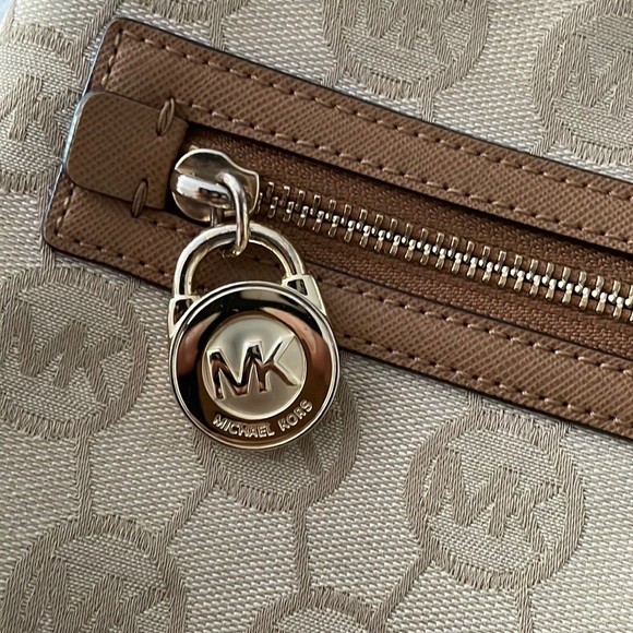 ❌SOLD❌ Michael Kors Women Crossbody Bag- Tan/Gold - Picture 7 of 17